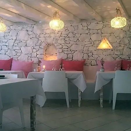 Apsenti Couples Only Hotel